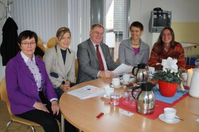 (v.l.) Elisabeth Ludwig, stellv. Vorsitzende, Beatrix Herweg, Geschftsfhrerin SkF e.V. , Reinhold Sendker MdB, Sozialjuristin Birgit Scheibe und Marietta Wagner, Diplom-Sozialarbeiterinn.  - (v.l.) Elisabeth Ludwig, stellv. Vorsitzende, Beatrix Herweg, Geschäftsführerin SkF e.V. , Reinhold Sendker MdB, Sozialjuristin Birgit Scheibe und Marietta Wagner, Diplom-Sozialarbeiterinn. 