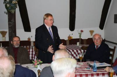 Reinhold Sendker MdB zu Besuch bei der Senioren Union Ahlen. (v.l.: Heinz Quante (Vorsitzender der Senioren Union Ahlen), Reinhold Sendker MdB und der ehemalige Ahlener Brgermeister Herbert Faust.)