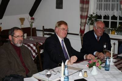 Reinhold Sendker MdB zu Besuch bei der Senioren Union Ahlen. (v.l.: Heinz Quante (Vorsitzender der Senioren Union Ahlen), Reinhold Sendker MdB und der ehemalige Ahlener Brgermeister Herbert Faust.) - Reinhold Sendker MdB zu Besuch bei der Senioren Union Ahlen. (v.l.: Heinz Quante (Vorsitzender der Senioren Union Ahlen), Reinhold Sendker MdB und der ehemalige Ahlener Bürgermeister Herbert Faust.)