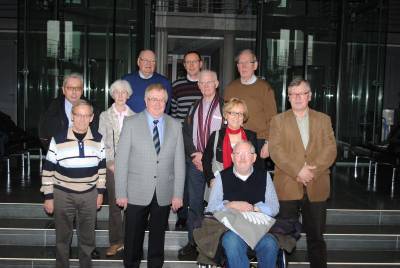 Reinhold Sendker begrte die Mitglieder des Mnnerchores Freckenhorst-Hoetmar im Deutschen Bundestag. - Reinhold Sendker begrüßte die Mitglieder des Männerchores Freckenhorst-Hoetmar im Deutschen Bundestag.