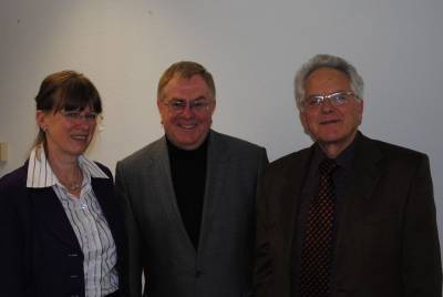 Dr. Achim Friedrich, Prsident Bundesverband Deutscher Gartenfreunde e.V., Theresia Theobald, Geschftsfhrerin BDG e.V. mit Reinhold Sendker in Berlin. - Dr. Achim Friedrich, Präsident Bundesverband Deutscher Gartenfreunde e.V., Theresia Theobald, Geschäftsführerin BDG e.V. mit Reinhold Sendker in Berlin.