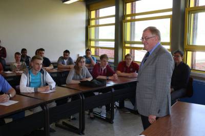 Reinhold Sendker im Gesprch mit den Schlern des Berufskollegs Warendorf. - Reinhold Sendker im Gespräch mit den Schülern des Berufskollegs Warendorf.