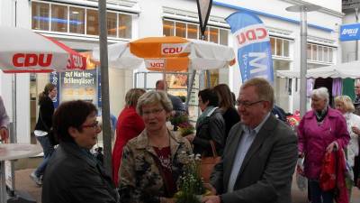 Reinhold Sendker beteiligte sich an der Muttertagsaktion der Beckumer CDU und berreichte an die Mtter und Frauen bunte Blumengre. - Reinhold Sendker beteiligte sich an der Muttertagsaktion der Beckumer CDU und überreichte an die Mütter und Frauen bunte Blumengrüße.