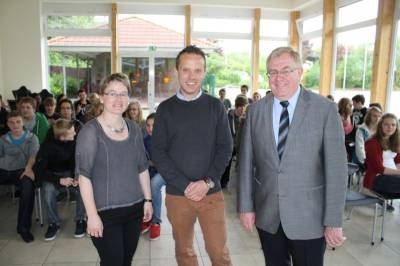 Reinhold Sendker MdB mit den Schlerinnen und Schlern der Klassen 9a und 9 c in der Mensa der stdtischen Realschule in Sassenberg. - Reinhold Sendker MdB mit den Schülerinnen und Schülern der Klassen 9a und 9 c in der Mensa der städtischen Realschule in Sassenberg.