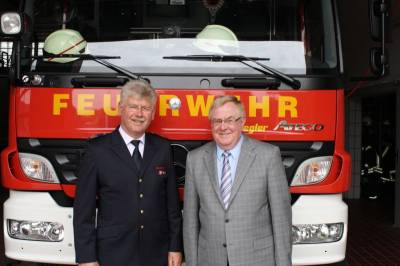 Kreisbrandmeister Heinz Nordhoff berichtet Reinhold Sendker MdB vom Einsatz der heimischen Einsatzkrfte im Hochwassergebiet Magdeburgs - Kreisbrandmeister Heinz Nordhoff berichtet Reinhold Sendker MdB vom Einsatz der heimischen Einsatzkräfte im Hochwassergebiet Magdeburgs