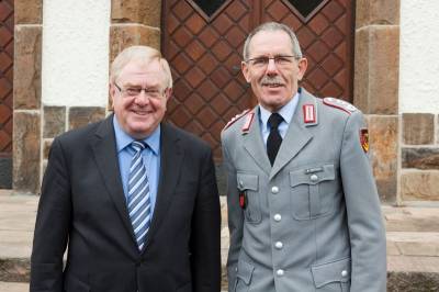 Besuch bei der Sportschule der Bundeswehr, v.l. MdB Reinhold Sendker, Oberst Bernd Grygiel. - Besuch bei der Sportschule der Bundeswehr, v.l. MdB Reinhold Sendker, Oberst Bernd Grygiel.