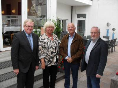 MdB Reinhold Sendker, stv. Brgermeisterin Resi Gerwing, Vorsitzender Elmar Thyzel und Rudi Goriss, Vorsitzender der CDU-Ortsunion Beckum, freuten sich ber den erfolgreichen Verlauf der Mitgliederversammlung der Beckumer Seniorenunion. - MdB Reinhold Sendker, stv. Bürgermeisterin Resi Gerwing, Vorsitzender Elmar Thyzel und Rudi Goriss, Vorsitzender der CDU-Ortsunion Beckum, freuten sich über den erfolgreichen Verlauf der Mitgliederversammlung der Beckumer Seniorenunion.