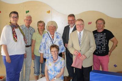 In der kindgerecht gestalteten Turnhalle de Kindertagessttte St. Stephanus stellten sich Team und Gste dem Fotografen.
v.l.: Ina Schlebrgge, Martin Mtherich, Annelie Bordin, Resi Gerwing, Mechthild Kische (sitzend), Kaplan Robert Winschuh, Reinhold Sendker und Thomas Wilk (Elternvertreter)
 - In der kindgerecht gestalteten Turnhalle de Kindertagesstätte St. Stephanus stellten sich Team und Gäste dem Fotografen.
v.l.: Ina Schlebrügge, Martin Mütherich, Annelie Bordin, Resi Gerwing, Mechthild Kische (sitzend), Kaplan Robert Winschuh, Reinhold Sendker und Thomas Wilk (Elternvertreter)
