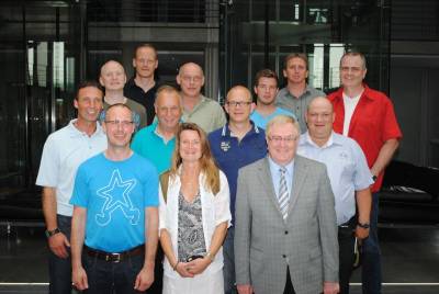 Reinhold Sendker mit den Gsten aus Milte im Deutschen Bundestag.
1. Reihe von links nach rechts: Hartwig Reckhorn, Andrea Tophinke, Reinhold Sendker MdB 
2. Reihe v. l. n. r.: Meinhard Reckhorn, Kalli Schwericke, Dirk Grne, Andreas Schmelz
3. Reihe v. l. n. r.: Dirk Strotbaum, Stephan Kather, Andre Reckermann, Ulf Schlppmann
4. Reihe v. l. n. r.: Tobias Reckermann, Reinhard Rupe. - Reinhold Sendker mit den Gästen aus Milte im Deutschen Bundestag.
1. Reihe von links nach rechts: Hartwig Reckhorn, Andrea Tophinke, Reinhold Sendker MdB 
2. Reihe v. l. n. r.: Meinhard Reckhorn, Kalli Schwericke, Dirk Gröne, Andreas Schmelz
3. Reihe v. l. n. r.: Dirk Strotbaum, Stephan Kather, Andre Reckermann, Ulf Schlüppmann
4. Reihe v. l. n. r.: Tobias Reckermann, Reinhard Rupe.