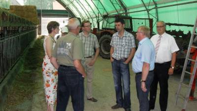 MdB Reinhold Sendker (2.v.r) im Gesprch mit Landwirt Thomas Groe Kogge und Vertretern der CDU-Ortsunion Sendenhorst im neu erbauten Stall fr die Mutterkuhhaltung. - MdB Reinhold Sendker (2.v.r) im Gespräch mit Landwirt Thomas Große Kogge und Vertretern der CDU-Ortsunion Sendenhorst im neu erbauten Stall für die Mutterkuhhaltung.