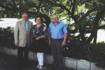 MdB Reinhold Sendker, Brgermeisterin Liz Kamann und der CDU-Fraktionsvorsitzende Ludger Growe nach ihrem Gesprch vor dem Beelener Rathaus.  - MdB Reinhold Sendker, Bürgermeisterin Liz Kamann und der CDU-Fraktionsvorsitzende Ludger Growe nach ihrem Gespräch vor dem Beelener Rathaus. 