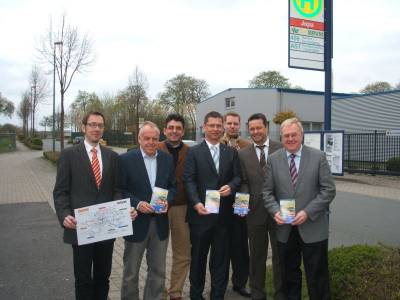 Reinhold Sendker MdB und Berni Recker MdL bei der Aktion PNV statt Auto bei der Firma JOPA in Ahlen. - Reinhold Sendker MdB und Berni Recker MdL bei der Aktion ÖPNV statt Auto bei der Firma JOPA in Ahlen.