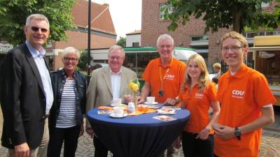 Auch Reinhold Sendker war zu Gast im CDU-Marktcaf (v.l.n.r.): Brgermeister Ludger Banken, Brigitte Klausmeier (CDU Everswinkel), Reinhold Sendker, Martin Mtherich, Steffi Sendker und Stephan Ohlmeier (alle Wahlkampfteam Sendker) - Auch Reinhold Sendker war zu Gast im CDU-Marktcafé (v.l.n.r.): Bürgermeister Ludger Banken, Brigitte Klausmeier (CDU Everswinkel), Reinhold Sendker, Martin Mütherich, Steffi Sendker und Stephan Ohlmeier (alle Wahlkampfteam Sendker)