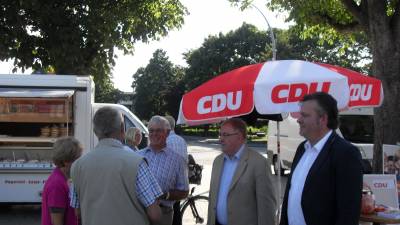 Reinhold Sendker MdB auf dem Wochenmarkt in Neubeckum im Gesprch mit Brgern