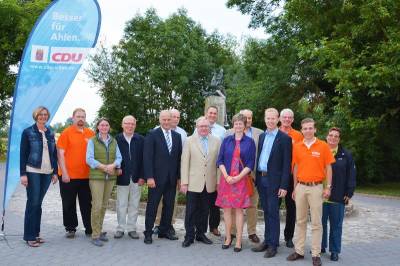 Vor dem Hof der Familie Schulze-Rtering in Ahlen stellten sich Johannes Rring und Reinhold Sendker  zusammen mit den Vertretern der veranstaltenden CDU-Ortsunionen aus Sendenhorst und Ahlen zum Gruppenbild. - Vor dem Hof der Familie Schulze-Rötering in Ahlen stellten sich Johannes Röring und Reinhold Sendker  zusammen mit den Vertretern der veranstaltenden CDU-Ortsunionen aus Sendenhorst und Ahlen zum Gruppenbild.