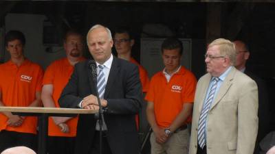 MdB Johannes Rring (m.) und MdB Reinhold Sendker (r.) diskutirten mit Landwirten und Interessierten auf dem Hof Grothues in Waderloh-Liesborn ber die Landwirtschaft im politischen Wandel.
