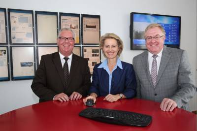 (v.l.) Dirk Baldus (stellv. Chefredakteur), Bundesarbeitsministerin von der Leyen und Reinhold Sendker MdB im Newsroom der Glocke. - (v.l.) Dirk Baldus (stellv. Chefredakteur), Bundesarbeitsministerin von der Leyen und Reinhold Sendker MdB im Newsroom der Glocke.