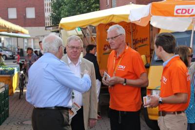 Reinhold Sendker im Gesprch mit Brgern auf dem Drensteinfurter Wochenmarkt - Reinhold Sendker im Gespräch mit Bürgern auf dem Drensteinfurter Wochenmarkt