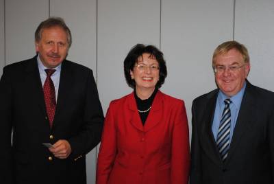 von links: AWG-Geschftsfhrer Thomas Grundmann, Marie-Luise Dtt MdB und Reinhold Sendker MdB in Berlin. - von links: AWG-Geschäftsführer Thomas Grundmann, Marie-Luise Dött MdB und Reinhold Sendker MdB in Berlin.