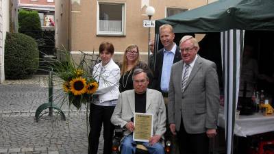 Ehrenpreistrger Hans-Jrgen Vicariesmann (m.) mit Ehefrau Walli Vicariesmann(l.) freuten sich beim `Ahlener Sozialen Tag` zusammen mit Roswitha Richert-Raeggel, MdL Henning Rehbaum und MdB Reinhold Sendker ber die Preisverleihung. - Ehrenpreisträger Hans-Jürgen Vicariesmann (m.) mit Ehefrau Walli Vicariesmann(l.) freuten sich beim `Ahlener Sozialen Tag` zusammen mit Roswitha Richert-Raeggel, MdL Henning Rehbaum und MdB Reinhold Sendker über die Preisverleihung.