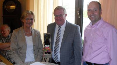 Hamelie Bcker-Riese (l.) und Klaus Grothues (r.) bedankten sich bei Reinhold Sendker mit einer Flasche `Hohes C` zur Strkung fr den Wahlkampf. - Hamelie Böcker-Riese (l.) und Klaus Grothues (r.) bedankten sich bei Reinhold Sendker mit einer Flasche `Hohes C` zur Stärkung für den Wahlkampf.