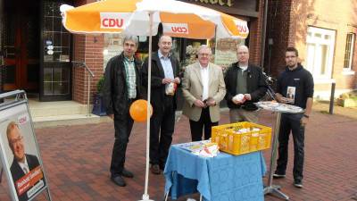 Reinhold Sendker war am frhen Samstagmorgen mit Mitgliedern der CDU-Ortsunion Snninghausen prsent und verteilte Brtchen frs Frhstck. - Reinhold Sendker war am frühen Samstagmorgen mit Mitgliedern der CDU-Ortsunion Sünninghausen präsent und verteilte Brötchen fürs Frühstück.