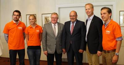(v.l.) Reinhold Sendker, PSts Steffen Kampeter und Henning Rehbaum stellten sich gemeinsam mit dem Team-Sendker im Anschluss an die Veranstaltung den Fotografen.