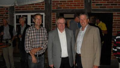 Beim Grillabend der CDU-Ortsunion Westbevern stellten sich CDU-Fraktionschef Christoph Boge und CDU- Ortsunionsvorsitzender Bernd Hugenroth zusammen mit Reinhold Sendker dem Fotografen. - Beim Grillabend der CDU-Ortsunion Westbevern stellten sich CDU-Fraktionschef Christoph Boge und CDU- Ortsunionsvorsitzender Bernd Hugenroth zusammen mit Reinhold Sendker dem Fotografen.