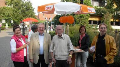 Reinhold Sendker zusammen mit Mitgliedern der Telgter CDU am INFO-Stand im Gesprch mit Marktbesuchern. - Reinhold Sendker zusammen mit Mitgliedern der Telgter CDU am INFO-Stand im Gespräch mit Marktbesuchern.