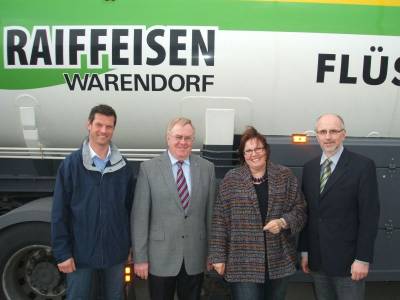 Reinhold Sendker MdB und Astrid Birkhahn MdL beim Besuch des Gaslagers in Freckenhorst. - Reinhold Sendker MdB und Astrid Birkhahn MdL beim Besuch des Gaslagers in Freckenhorst.