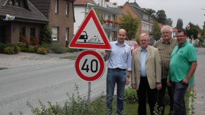 Von der unbefriedigenden Situation im Ortseingangsbereich Liesborn berzeugte sich vor Ort MdB Reinhold Sendker zusammen mit Mitgliedern der CDU-Ortsunion Liesborn (v.l.) Klaus Grothues, Gerhard Blessau und Magnus Knneke. - Von der unbefriedigenden Situation im Ortseingangsbereich Liesborn überzeugte sich vor Ort MdB Reinhold Sendker zusammen mit Mitgliedern der CDU-Ortsunion Liesborn (v.l.) Klaus Grothues, Gerhard Blessau und Magnus Künneke.