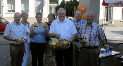 Beim Wahlkampfeinsatz auf dem Sassenberger Wochenmarkt (v.l.n.r): Josef Lackamp, Elisabeth Lckewerth, Kaya Kamp, Karin Hutsteiner, Reinhold Sendker, Siegfried Nhrig und August Budde. - Beim Wahlkampfeinsatz auf dem Sassenberger Wochenmarkt (v.l.n.r): Josef Lackamp, Elisabeth Lückewerth, Kaya Kamp, Karin Hutsteiner, Reinhold Sendker, Siegfried Nährig und August Budde.