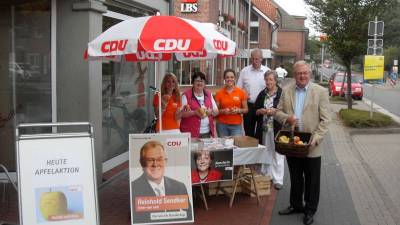 Mitglieder der CDU-Ortsunion Westkirchen und vom Sendker-Team untersttzten Reinhold Sendker bei der Apfelaktion in seinem Heimatort. - Mitglieder der CDU-Ortsunion Westkirchen und vom Sendker-Team unterstützten Reinhold Sendker bei der Apfelaktion in seinem Heimatort.