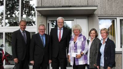 Machten sich ein Bild vor Ort: (v.l.) Brgermeister Strothmann, Reinhold Sendker, PSts Dr. Kues, stellv. Brgermeisterin Gerwing mit Beate Baldus und Lisa Heese vom Mtterzentrum. - Machten sich ein Bild vor Ort: (v.l.) Bürgermeister Strothmann, Reinhold Sendker, PSts Dr. Kues, stellv. Bürgermeisterin Gerwing mit Beate Baldus und Lisa Heese vom Mütterzentrum.