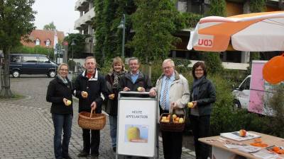 Reinhold Sendker und der stellv. Brgermeister  Karl-Heinz Greiwe (4.v.l.) brachten mit weiteren Helfern pfel und Wahlinformationen unters Volk. - Reinhold Sendker und der stellv. Bürgermeister  Karl-Heinz Greiwe (4.v.l.) brachten mit weiteren Helfern Äpfel und Wahlinformationen unters Volk.