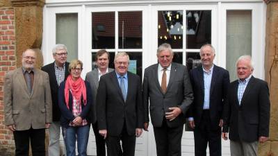 Reinhold Sendker und Karl-Josef Laumann mit Vertretern der Freckenhorster Werksttten auf Hof Lohmann. - Reinhold Sendker und Karl-Josef Laumann mit Vertretern der Freckenhorster Werkstätten auf Hof Lohmann.