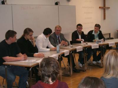 Reinhold Sendker MdB in der Diskussion mit dem Sozialwissenschaftskurs (Stufe 13) des MGW.