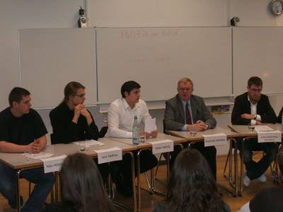 Reinhold Sendker MdB in der Diskussion mit dem Sozialwissenschaftskurs (Stufe 13) des MGW.