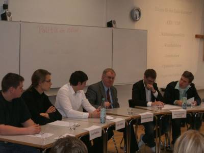 Reinhold Sendker MdB in der Diskussion mit dem Sozialwissenschaftskurs (Stufe 13) des MGW.