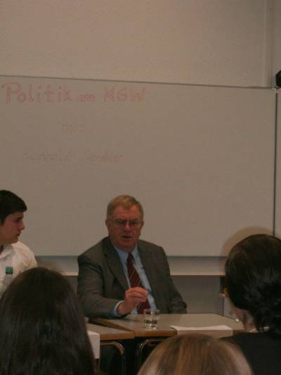 Reinhold Sendker MdB in der Diskussion mit dem Sozialwissenschaftskurs (Stufe 13) des MGW.