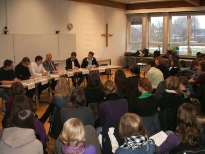 Reinhold Sendker MdB in der Diskussion mit dem Sozialwissenschaftskurs (Stufe 13) des MGW.