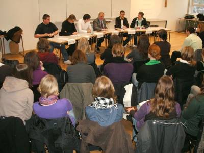 Reinhold Sendker MdB in der Diskussion mit dem Sozialwissenschaftskurs (Stufe 13) des MGW. - Reinhold Sendker MdB in der Diskussion mit dem Sozialwissenschaftskurs (Stufe 13) des MGW.