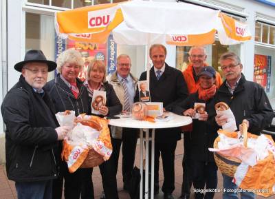 Reinhold Sendker und Brgermeister Dr. Strothmann (beide mitte) fhrten am Samsatg viele gute Gesprche. (Foto: Spiggelktter-Fotografie) - Reinhold Sendker und Bürgermeister Dr. Strothmann (beide mitte) führten am Samsatg viele gute Gespräche. (Foto: Spiggelkötter-Fotografie)