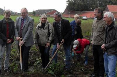 Auf dem Kartoffelacker: (v.r.) Ute Wichelhaus, Reinhold Sendker, Elke Duhme, Kar-Heinz Greiwe, Christoph Boge, Hans-Ludwig Dickert und Schler des Gymnasiums St. Mauritz. - Auf dem Kartoffelacker: (v.r.) Ute Wichelhaus, Reinhold Sendker, Elke Duhme, Kar-Heinz Greiwe, Christoph Boge, Hans-Ludwig Dickert und Schüler des Gymnasiums St. Mauritz.