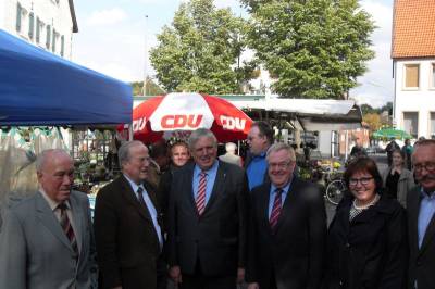 Reinhold Sendker und Karl-Josef Laumann auf dem Sassenberger Wochenmarkt. - Reinhold Sendker und Karl-Josef Laumann auf dem Sassenberger Wochenmarkt.