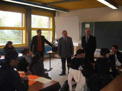 Reinhold Sendker besucht das Paul-Spiegel Berufskolleg in Warendorf.