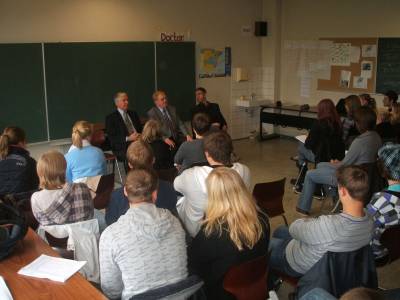 Reinhold Sendker besucht das Paul-Spiegel Berufskolleg in Warendorf.