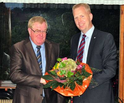 Dem wiedergewhlten Bundestagsabgeordneten Reinhold Sendker (l.) gratulierte der Stellvertretende Kreisvorsitzende Henning Rehbaum MdL. - Dem wiedergewählten Bundestagsabgeordneten Reinhold Sendker (l.) gratulierte der Stellvertretende Kreisvorsitzende Henning Rehbaum MdL.