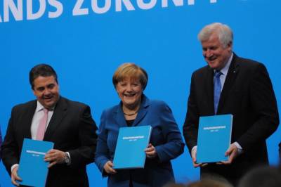 Sigmar Gabriel, Angela Merkel und Horst Seehofer bei der Unterzeichnung des Koalitionsvertrages. - Sigmar Gabriel, Angela Merkel und Horst Seehofer bei der Unterzeichnung des Koalitionsvertrages.