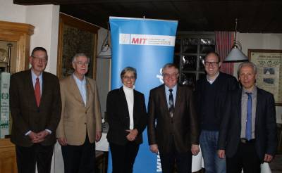 Mitglieder des MIT-Kreisverbandes Warendorf mit dem Kreisvorsitzenden Henning Siebert (l.) diskutierten den Koalitionsvertrag mit MdB Reinhold Sendker(4.v.l) - Mitglieder des MIT-Kreisverbandes Warendorf mit dem Kreisvorsitzenden Henning Siebert (l.) diskutierten den Koalitionsvertrag mit MdB Reinhold Sendker(4.v.l)